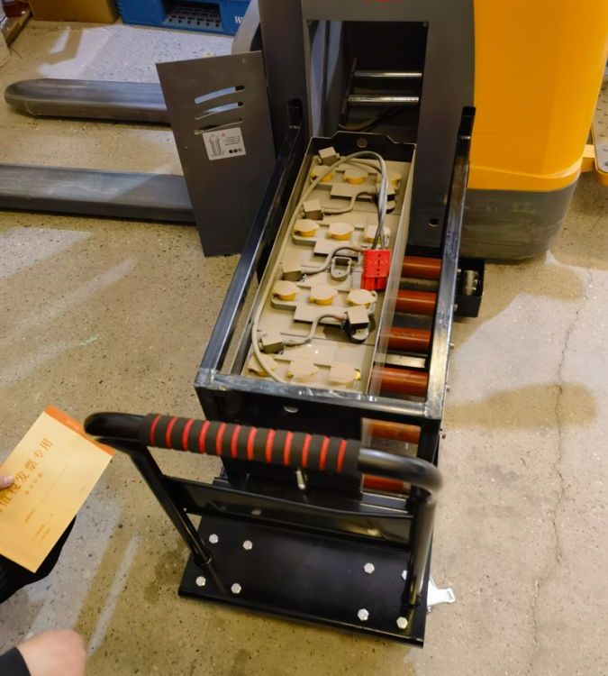 定制 电瓶拆卸专用车 拆卸工具 承接公司叉车维修大包