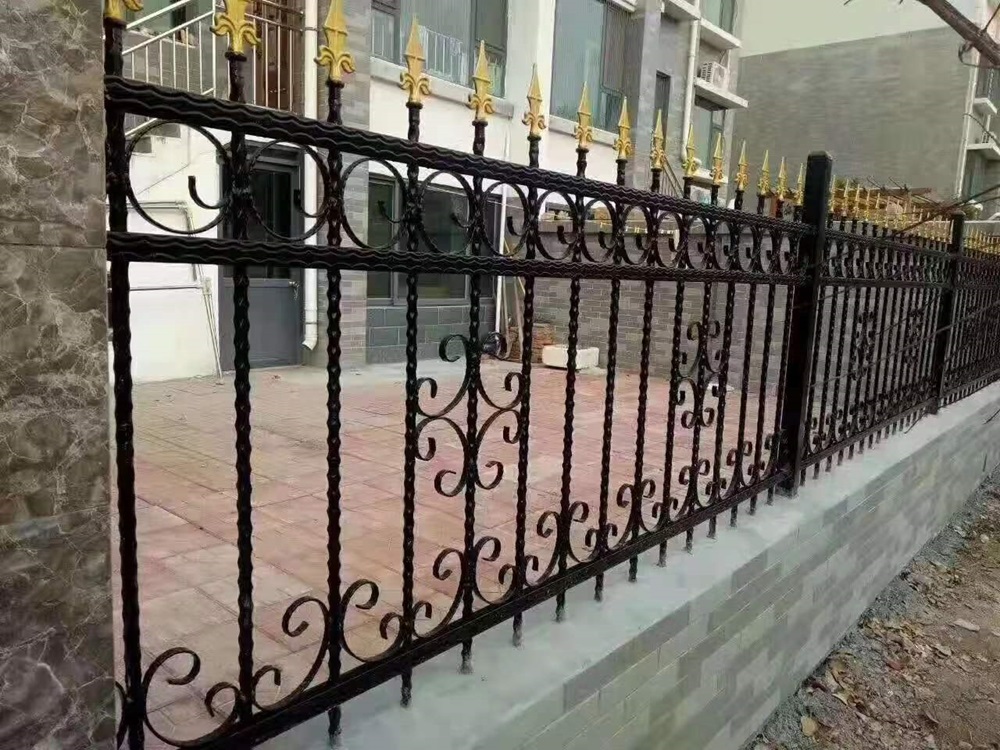 小区铁艺围栏网 公路隔离护栏网 铁艺大门