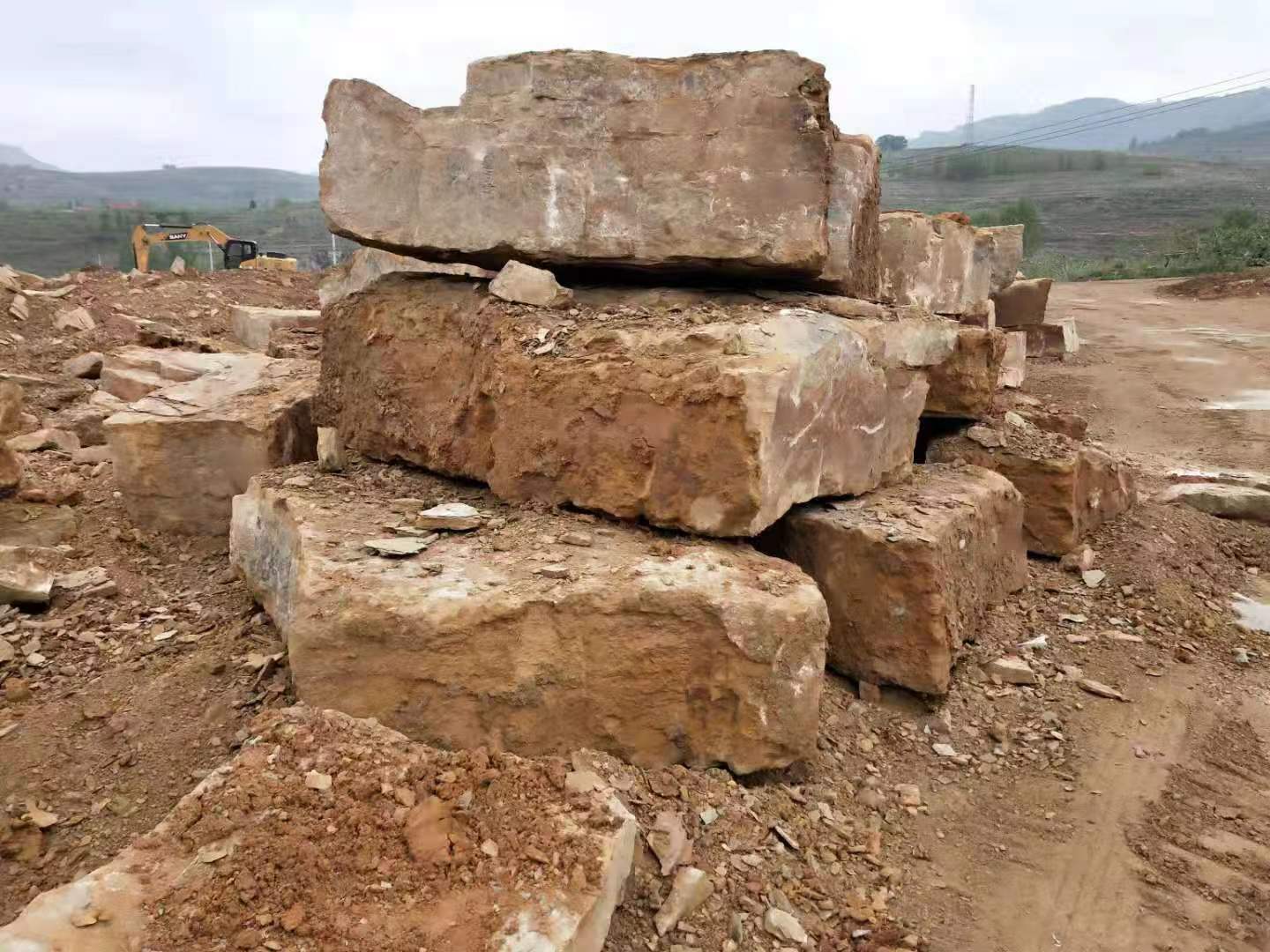工程黄石黄锈石黄秀石假山挡土造景石草坪点缀驳岸黄色景观石