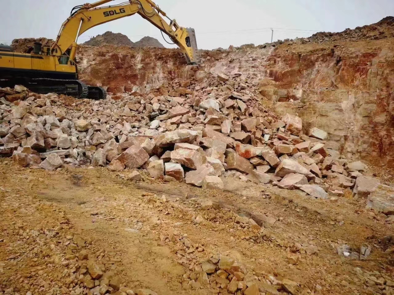 园林爆破黄石黄锈石黄秀石假山挡土造景石草坪点缀驳岸黄色景观石
