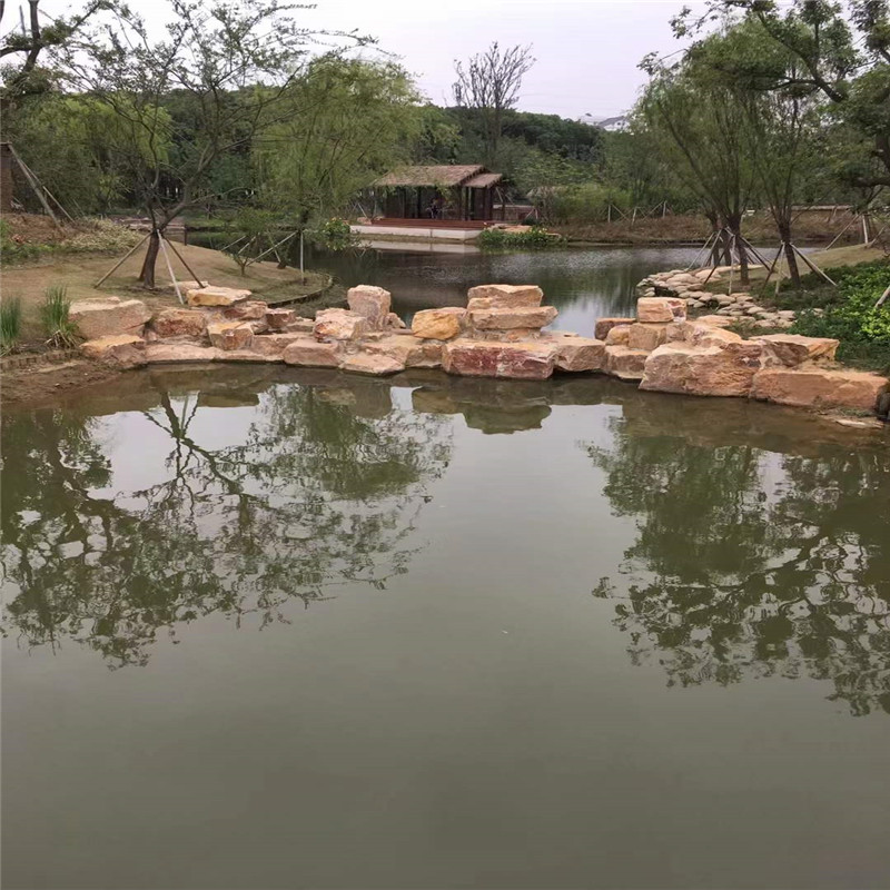 河道黄石黄锈石黄秀石驳岸挡土造景石草坪点缀黄色景观石