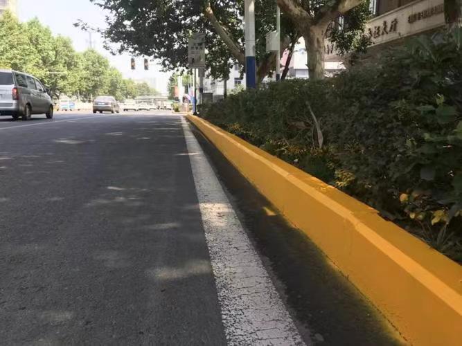 路牙侧石刷漆施工 路缘石路沿刷漆 专业厂家