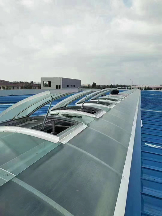 屋顶通风天窗 电动采光排烟天窗 轻盈美观防紫外线 全面保护厂房内部设施