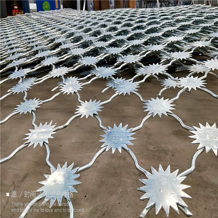 定制4米高梅花刺钢网墙   监狱梅花刺隔离网  监狱高安全隔离网