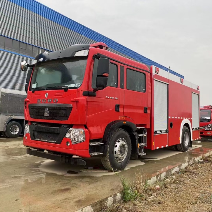 源头厂家车型齐全 消防洒水车 8吨 车载水箱容积大 重汽豪沃