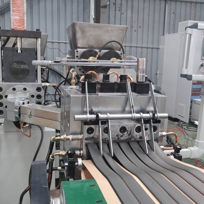 中空玻璃丁基胶带挤出机_门窗密封丁基胶带生产线设备