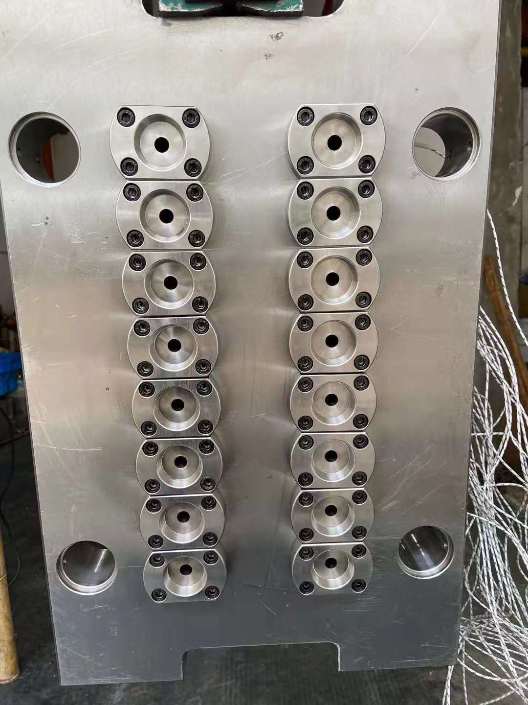 黄岩鼎仁模具加工中心 各种塑料产品模具 全自动吹瓶机模具 吹瓶模具